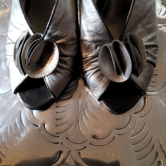 Carlos Santana 4"high heel mules, pewter silver in color,and black,leather upper - Picture 5 of 9